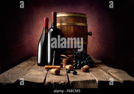 Fût de vin, raisin et avec tire-bouchon on wooden table Banque D'Images