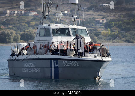 La Grèce. 15 Oct, 2015. L'Europe, Grèce, Lesbos île, 15 octobre, 2015 Molyvos:Accident mortel en mer ont fait au moins neuf morts parmi les migrants que dans les terres des milliers chaque jour sur les côtes de l'île de Lesbos à partir de la Turquie voisine, à seulement 4 milles marins. A survécu à la tragédie arrivent dans le port de Molyvos. Credit : Danilo Balducci/ZUMA/Alamy Fil Live News Banque D'Images