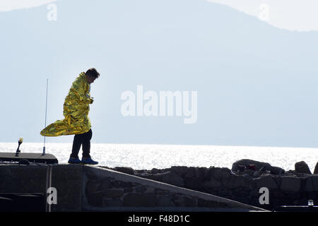 La Grèce. 15 Oct, 2015. L'Europe, Grèce, Lesbos île, 15 octobre, 2015 Molyvos:Accident mortel en mer ont fait au moins neuf morts parmi les migrants que dans les terres des milliers chaque jour sur les côtes de l'île de Lesbos à partir de la Turquie voisine, à seulement 4 milles marins. A survécu à la tragédie arrivent dans le port de Molyvos. Credit : Danilo Balducci/ZUMA/Alamy Fil Live News Banque D'Images