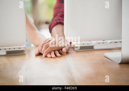 Close up of business partners holding hands Banque D'Images