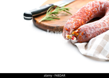 Saucisson Chorizo sur fond blanc Banque D'Images