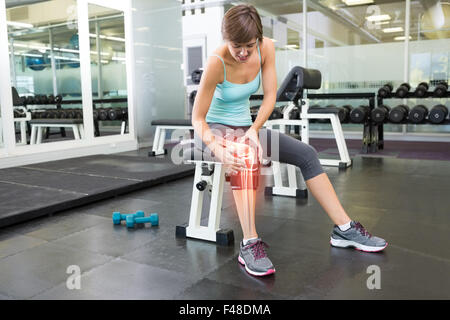 Mis en lumière les os de femme blessée à gym Banque D'Images