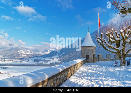 Gruyère, SUISSE - 31 décembre 2014 : La vue de l'esplanade en face du château de Gruyères en Suisse Banque D'Images