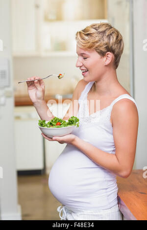 Femme enceinte de manger une salade fraîche Banque D'Images