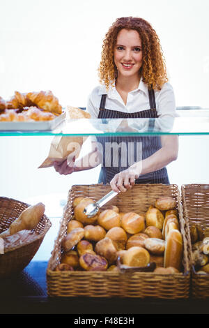 Happy pretty barista preparing pastry Banque D'Images