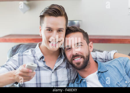 Couple homosexuel les hommes regardent la télévision ensemble Banque D'Images