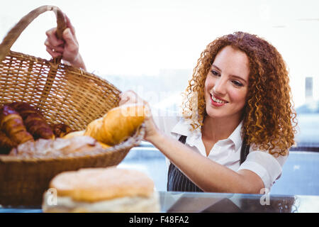 Joli panier barista la préparation avec du pain Banque D'Images