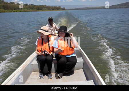 Les touristes l'observation des oiseaux de voile Le lac Naivasha au Kenya Banque D'Images