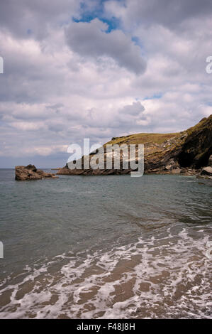 Côte nord des Cornouailles de rochers à Tintagel Cornwall England UK Banque D'Images