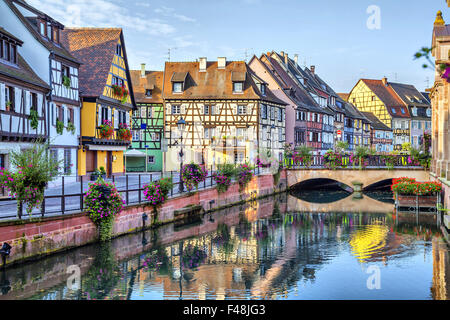 Maisons françaises traditionnelles colorées sur le côté de rivière (la Lauch) dans la Petite Venise, Colmar, France Banque D'Images