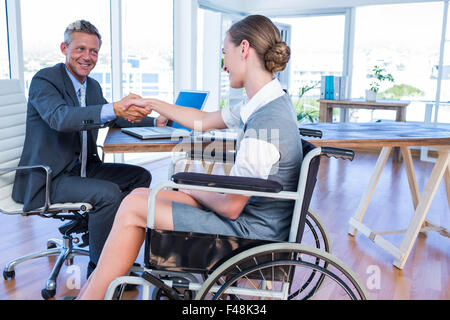 Happy business people shaking hands Banque D'Images