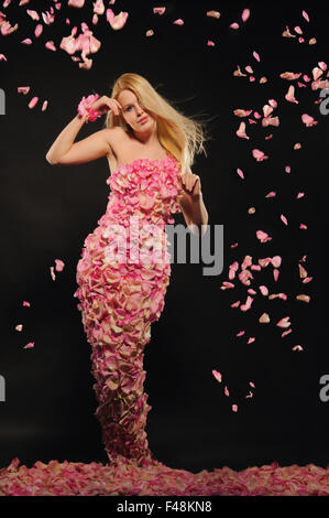 Belle femme en robe de pétales de rose Banque D'Images