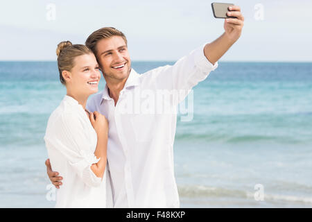 Heureux couple taking selfies Banque D'Images