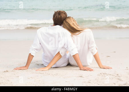 Voir l'usure du couple hugging in front de mer Banque D'Images