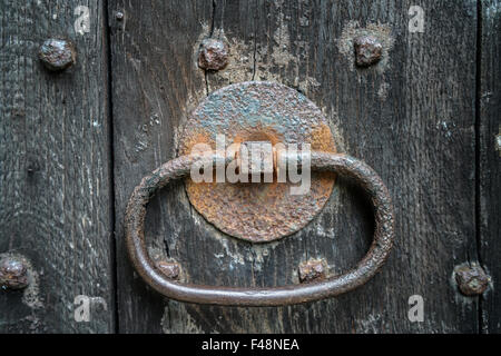 Vieille église/poignée de heurtoir de porte en chêne. Banque D'Images