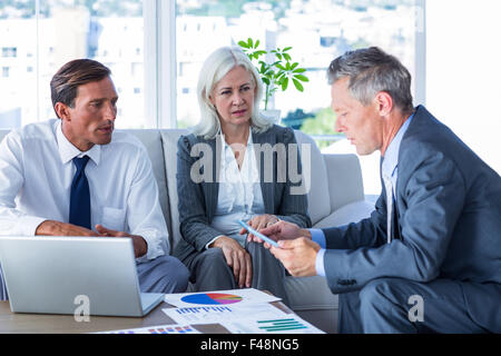 Les gens d'affaires parler ensemble sur la table Banque D'Images