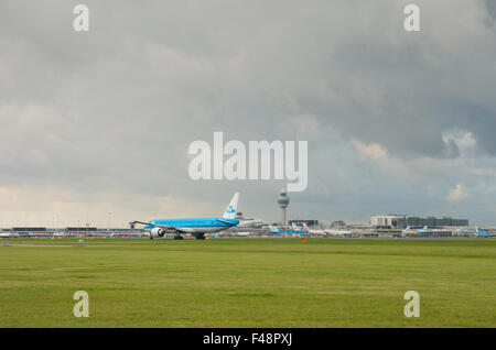 AMSTERDAM - 28 août 2015 : avion KLM décolle à l'aéroport international d'amsterdam. Il y a 163 destinations desservies par KLM Banque D'Images