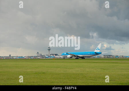 AMSTERDAM - 28 août 2015 : avion KLM prêt au décollage à l'aéroport international d'amsterdam. Il y a des destinations 163 serv Banque D'Images