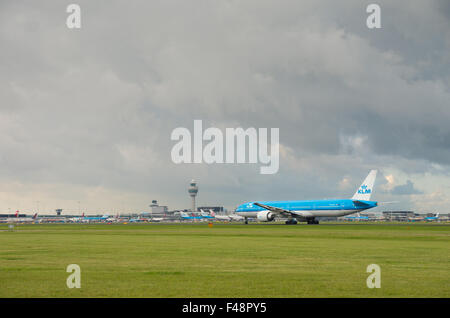 AMSTERDAM - 28 août 2015 : avion KLM prêt au décollage à l'aéroport international d'amsterdam. Il y a des destinations 163 serv Banque D'Images