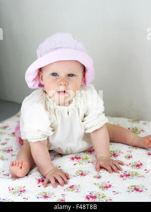Une petite fille avec un bonnet, la Suède. Banque D'Images