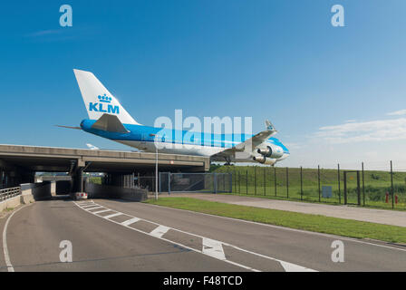 AMSTERDAM - 28 août 2015 : avion KLM sur sa façon de la piste. Il y a 163 destinations desservies par KLM, beaucoup sont situés Banque D'Images