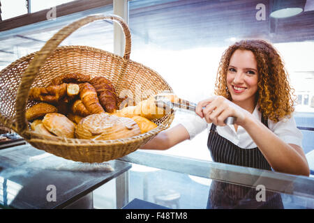 Happy pretty barista preparing pastry Banque D'Images