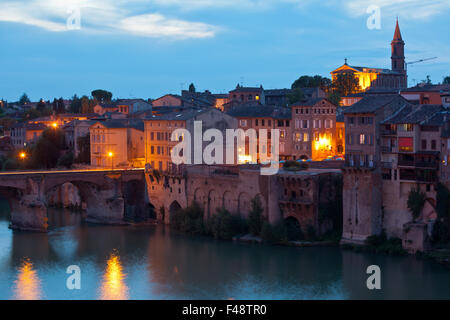 Vue de l'Albi, France dans la nuit. Plan horizontal Banque D'Images