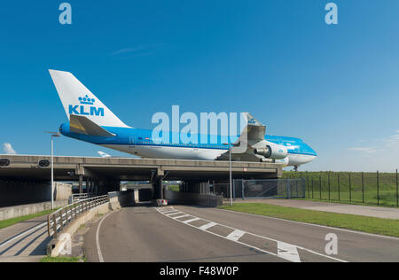 AMSTERDAM - 28 août 2015 : avion KLM sur sa façon de la piste. Il y a 163 destinations desservies par KLM, beaucoup sont situés Banque D'Images