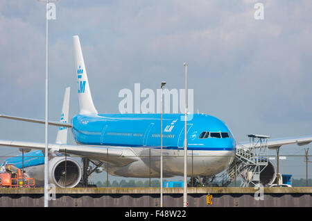 AMSTERDAM - 28 août 2015 : KLM Royal Dutch Airlines boeing airplane à l'aéroport de Schiphol. KLM est la compagnie aérienne nationale un Banque D'Images