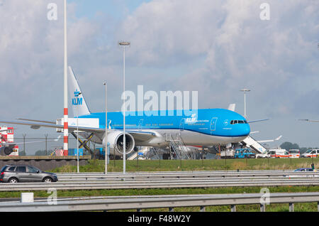 AMSTERDAM - 28 août 2015 : KLM Royal Dutch Airlines boeing airplane à l'aéroport de Schiphol. KLM est la compagnie aérienne nationale un Banque D'Images