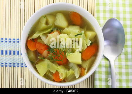 Bol de soupe aux choux sur bambou Banque D'Images