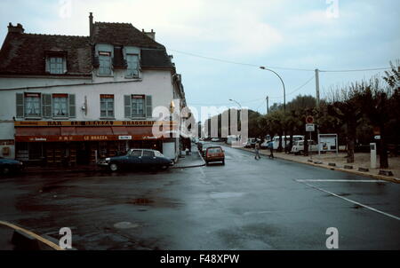 AJAXNETPHOTO. PORT MARLY, FRANCE. - Café célèbre par ART - CAFE LE BRAZZA À PROXIMITÉ DE LA SEINE, rendue célèbre par le peintre impressionniste Alfred Sisley dans sa peinture 1876 'L'INONDATION UN PORT MARLY'. PHOTO:JONATHAN EASTLAND REF:61401 2004 Banque D'Images