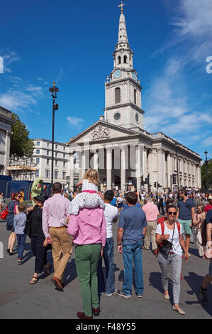 Les Londoniens et les touristes à l'extérieur de St Martin-in-the-Fields église sur Trafalgar Square Londres Angleterre Royaume-Uni UK Banque D'Images