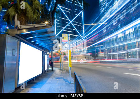 Un grand vide blank billboard pendant la nuit Banque D'Images