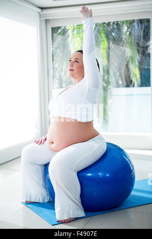 Pregnant woman exercising with ball Banque D'Images