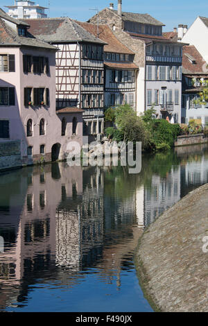 Les bâtiments au bord de la rivière Ill Petite France Strasbourg Alsace France Banque D'Images