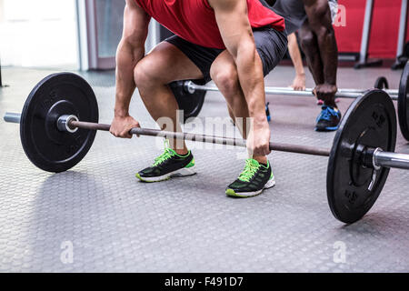 Trois jeunes Bodybuilders faisant l'haltérophilie Banque D'Images