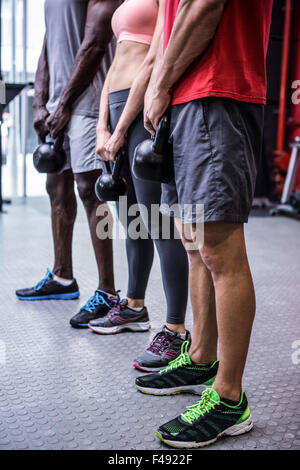 Trois jeunes Bodybuilders faisant l'haltérophilie Banque D'Images