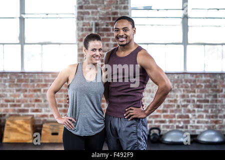 Monter couple posing with hands on hips Banque D'Images