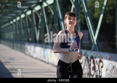 Portrait einer jungen Frau beim Sport Banque D'Images