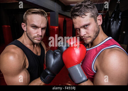 Deux hommes exerçant ensemble de boxe Banque D'Images