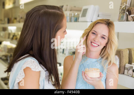 Happy blonde woman produits cosmétiques Banque D'Images