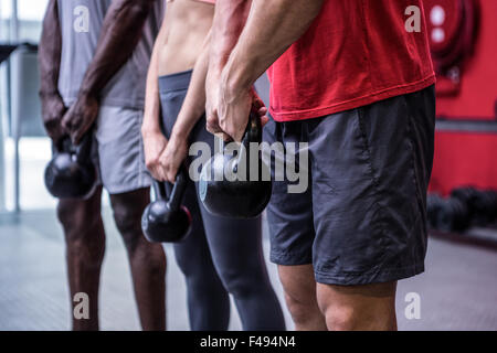 Trois jeunes Bodybuilders faisant l'haltérophilie Banque D'Images