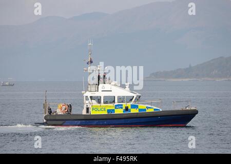 Clyde, Gourock, Ecosse, Royaume-Uni. 15 octobre 2015. L'unité de neutralisation des bombes de la Royal Navy pendant la guerre explose le mien. La Marine royale de l'unité de neutralisation des bombes de la seconde guerre mondiale 2 remorqués mine, qui a été trouvé près de la rive, à Gourock plongeurs de la sécurité avant de définir une charge explosive pour détruire et rendre la mine d''un coffre-fort. L'Ecosse de la police étaient présents tout au long. Alamy Live News Banque D'Images