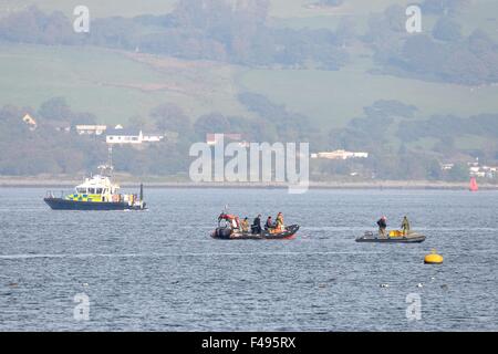 Clyde, Gourock, Ecosse, Royaume-Uni. 15 octobre 2015. L'unité de neutralisation des bombes de la Royal Navy pendant la guerre explose le mien. La Marine royale de l'unité de neutralisation des bombes de la seconde guerre mondiale 2 remorqués mine, qui a été trouvé près de la rive, à Gourock plongeurs de la sécurité avant de définir une charge explosive pour détruire et rendre la mine d''un coffre-fort. Credit : Douglas Carr/Alamy Live News Banque D'Images