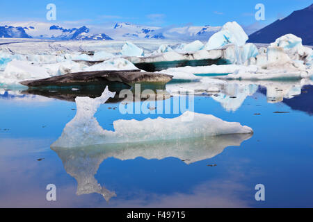 Les icebergs se reflètent dans l'eau lisse Banque D'Images