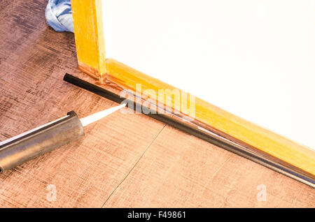 Application d'un pistolet à calfeutrer Banque D'Images