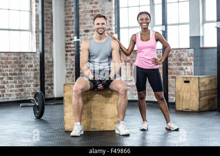 Fit smiling couple posant pour l'appareil photo Banque D'Images