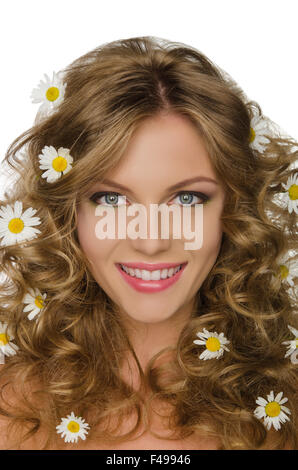 Belle jeune femme avec marguerites dans les cheveux Banque D'Images
