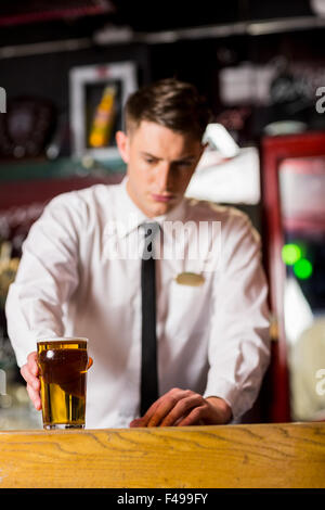 On y sert de la bière barman bien habillé Banque D'Images